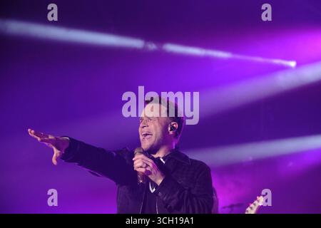 Jedburgh, Großbritannien. 30. August 2025. Am 30. August 2025 trat der Headliner Olly Murs am ersten Tag des EdgeFest 2025 im LilliardsEdge bei Jedburgh auf. EdgeFest 2025, Musikfestival. Ein wachsendes Musikfestival in den schottischen Grenzen, das jetzt im dritten Jahr in Lilliardsedge in der Nähe von Jedburgh stattfindet. Musik und Unterhaltung für die ganze Familie, unter dem großen Dach. Hauptbühnenbesetzung ( Credit: Rob Gray/Alamy Live News) Stockfoto