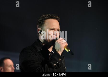 Jedburgh, Großbritannien. 30. August 2025. Am 30. August 2025 trat der Headliner Olly Murs am ersten Tag des EdgeFest 2025 im LilliardsEdge bei Jedburgh auf. EdgeFest 2025, Musikfestival. Ein wachsendes Musikfestival in den schottischen Grenzen, das jetzt im dritten Jahr in Lilliardsedge in der Nähe von Jedburgh stattfindet. Musik und Unterhaltung für die ganze Familie, unter dem großen Dach. Hauptbühnenbesetzung ( Credit: Rob Gray/Alamy Live News) Stockfoto