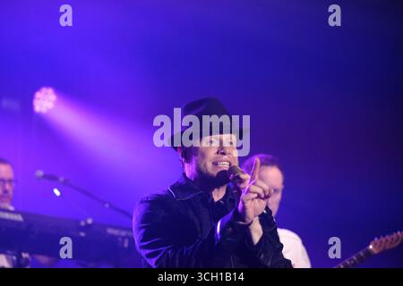 Jedburgh, Großbritannien. 30. August 2025. Am 30. August 2025 trat der Headliner Olly Murs am ersten Tag des EdgeFest 2025 im LilliardsEdge bei Jedburgh auf. EdgeFest 2025, Musikfestival. Ein wachsendes Musikfestival in den schottischen Grenzen, das jetzt im dritten Jahr in Lilliardsedge in der Nähe von Jedburgh stattfindet. Musik und Unterhaltung für die ganze Familie, unter dem großen Dach. Hauptbühnenbesetzung ( Credit: Rob Gray/Alamy Live News) Stockfoto