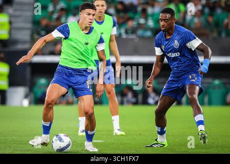 Lissabon, Portugal. 30. August 2025. Nehuen PEREZ vom FC Porto und Pablo ROSARIO vom FC Porto während der portugiesischen Meisterschaft, Liga Portugal Fußballspiel zwischen Sporting CP und FC Porto am 30. August 2025 im Jose Alvalade Stadion in Lissabon, Portugal - Foto Matthieu Mirville (David Martins)/DPPI Credit: DPPI Media/Alamy Live News Stockfoto