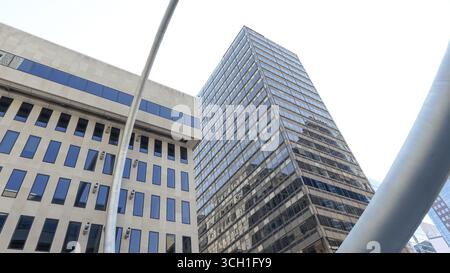 Montreal QC, Kanada - 20. Juli 2025: Die Ringskulptur am Place Ville Marie in Montreal, umgeben von zeitgenössischen Gebäuden, hebt die Stadt hervor Stockfoto