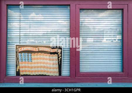 Shoshone, Idaho, USA – 15. Mai 2024: Ein Vintage-Poster mit Campbell-Suppe hinter einem Fenster Stockfoto