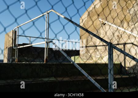 Nahaufnahmen des Verfalls auf der Stahlbetonkonstruktion des Großen Strahov-Stadions in Prag, Tschechische Republik. Stockfoto