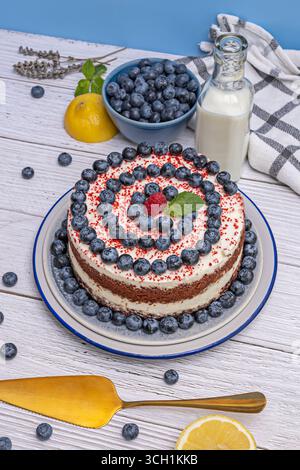 Roter Samt mit Karamellsauce: Gesalzene Karamellfäden auf frischen Preiselbeeren und Zuckerguss Stockfoto