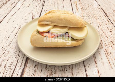 Köstliches gegrilltes Hühnchensandwich mit frischem Spinat, Tomaten und Avocado, auf Roggenbrot mit Basilikum-Pesto Stockfoto