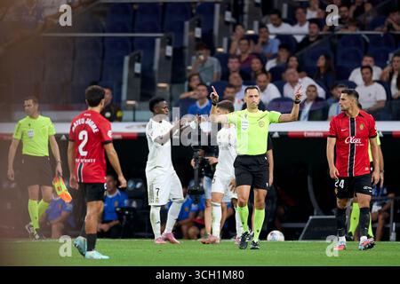 Madrid, Spanien. 30. August 2025. Schiedsrichter Jose Maria Sanchez Martinez trifft eine Entscheidung mit Video Assistant Schiedsrichter (VAR) Technologie während des La Liga EA Sport Matches zwischen Real Madrid und RCD Mallorca am 30. August 2025. - 30/08/2025 - Spanien/Madrid/Madrid - LGM/Le Pictorium Credit: LE PICTORIUM/Alamy Live News Stockfoto