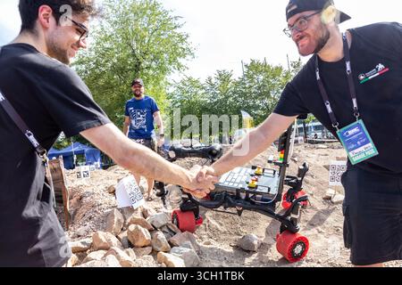 Krakau, Polen. 30. August 2025. Studenten der Universität Modena und Reggio Emilia in Italien jubeln während der European Rover Challenge an der AGH University an. Mehr als 20 Teams von Universitäten nahmen an den Finalen des weltweit renommiertesten Mars rover Wettbewerbs teil. Rover, die vom Schülerteam gebaut wurden, übernehmen 5 Aufgaben. Quelle: SOPA Images Limited/Alamy Live News Stockfoto