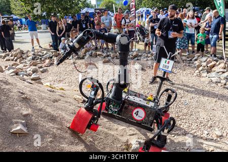 Krakau, Polen. 30. August 2025. Ein Mars Rover, der von Studenten der Universität Modena und Reggio Emilia in Italien gebaut wurde, nimmt an einem Wettbewerb der Studententeams während der European Rover Challenge an der AGH University Teil. Mehr als 20 Teams von Universitäten nahmen an den Finalen des weltweit renommiertesten Mars rover Wettbewerbs teil. Rover, die vom Schülerteam gebaut wurden, übernehmen 5 Aufgaben. Quelle: SOPA Images Limited/Alamy Live News Stockfoto