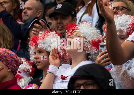 Northampton, Großbritannien, 30. August 2025 England Fans singen die Nationalhymne vor dem Spiel England gegen Samoa im Pool A der Frauen-Rugby-Weltmeisterschaft, Cinch Stadium, Franklins Gardens, Northampton, Großbritannien. Alex Williams / Alamy Live News Stockfoto