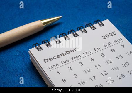 Dezember 2025 – kleiner spiralförmiger Desktop-Kalender, Zeit- und Geschäftskonzept Stockfoto