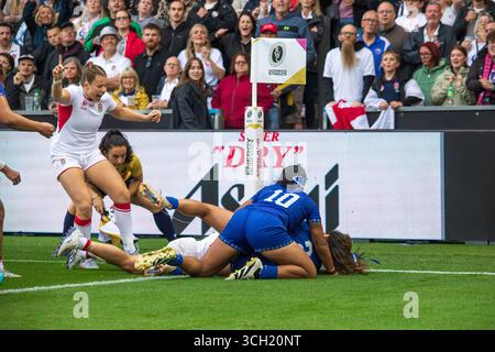 Northampton, Großbritannien, 30. August 2025 England vor der Halbzeit Helena Rowland trifft in der Ecke im Pool A der Frauen-Rugby-Weltmeisterschaft, Cinch Stadium, Franklins Gardens, Northampton, Großbritannien. Alex Williams / Alamy Live News Stockfoto