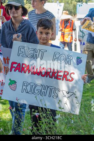 Los Olivos, Kalifornien, USA. 30. August 2025. Männer, Frauen und Kinder marschieren durch die beliebte Weinverkostungsstadt Los Olivos und fordern einen Lebenslohn für die Landarbeiter, insbesondere in den Weinbaugebieten des Santa Barbara County, einer Milionindustrie. Bauern, die sich um die Trauben kümmern, sagen, sie verdienen Pfennig für jede verkaufte Flasche. (Kreditbild: © PJ Heller/ZUMA Press Wire) NUR REDAKTIONELLE VERWENDUNG! Nicht für kommerzielle ZWECKE! Quelle: ZUMA Press, Inc./Alamy Live News Stockfoto