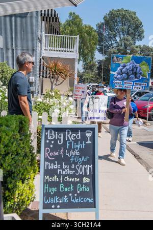 Los Olivos, Kalifornien, USA. 30. August 2025. Männer, Frauen und Kinder marschieren durch die beliebte Weinverkostungsstadt Los Olivos und fordern einen Lebenslohn für die Landarbeiter, insbesondere in den Weinbaugebieten des Santa Barbara County, einer Milionindustrie. Bauern, die sich um die Trauben kümmern, sagen, sie verdienen Pfennig für jede verkaufte Flasche. (Kreditbild: © PJ Heller/ZUMA Press Wire) NUR REDAKTIONELLE VERWENDUNG! Nicht für kommerzielle ZWECKE! Quelle: ZUMA Press, Inc./Alamy Live News Stockfoto
