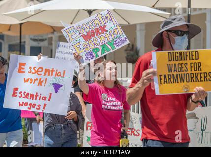 Los Olivos, Kalifornien, USA. 30. August 2025. Männer, Frauen und Kinder marschieren durch die beliebte Weinverkostungsstadt Los Olivos und fordern einen Lebenslohn für die Landarbeiter, insbesondere in den Weinbaugebieten des Santa Barbara County, einer Milionindustrie. Bauern, die sich um die Trauben kümmern, sagen, sie verdienen Pfennig für jede verkaufte Flasche. (Kreditbild: © PJ Heller/ZUMA Press Wire) NUR REDAKTIONELLE VERWENDUNG! Nicht für kommerzielle ZWECKE! Quelle: ZUMA Press, Inc./Alamy Live News Stockfoto