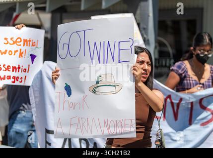 Los Olivos, Kalifornien, USA. 30. August 2025. Männer, Frauen und Kinder marschieren durch die beliebte Weinverkostungsstadt Los Olivos und fordern einen Lebenslohn für die Landarbeiter, insbesondere in den Weinbaugebieten des Santa Barbara County, einer Milionindustrie. Bauern, die sich um die Trauben kümmern, sagen, sie verdienen Pfennig für jede verkaufte Flasche. (Kreditbild: © PJ Heller/ZUMA Press Wire) NUR REDAKTIONELLE VERWENDUNG! Nicht für kommerzielle ZWECKE! Quelle: ZUMA Press, Inc./Alamy Live News Stockfoto