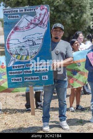 Los Olivos, Kalifornien, USA. 30. August 2025. Männer, Frauen und Kinder marschieren durch die beliebte Weinverkostungsstadt Los Olivos und fordern einen Lebenslohn für die Landarbeiter, insbesondere in den Weinbaugebieten des Santa Barbara County, einer Milionindustrie. Bauern, die sich um die Trauben kümmern, sagen, sie verdienen Pfennig für jede verkaufte Flasche. (Kreditbild: © PJ Heller/ZUMA Press Wire) NUR REDAKTIONELLE VERWENDUNG! Nicht für kommerzielle ZWECKE! Quelle: ZUMA Press, Inc./Alamy Live News Stockfoto