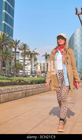 Stilvolle Frau, die in miraflores, lima, peru spaziert, sonnigen Tag genießt Stockfoto