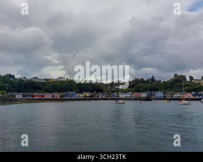 Die farbenfrohen Gebäude entlang der Uferpromenade in Tobermory auf der Isle of Mull, Schottland Stockfoto