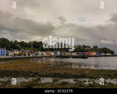Die farbenfrohen Gebäude entlang der Uferpromenade in Tobermory auf der Isle of Mull, Schottland Stockfoto
