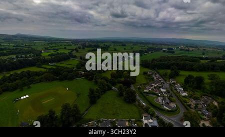 Ein Blick aus der Vogelperspektive auf die Devil's Bridge, die den Fluss Lune in der Nähe von Kirkby Lonsdale in Cumbria, Großbritannien, überspannt Stockfoto