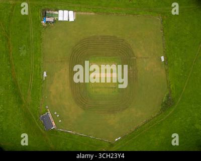 Direkt über dem Cricketfeld in Kirby Lonsdale in Cumbria, Großbritannien Stockfoto