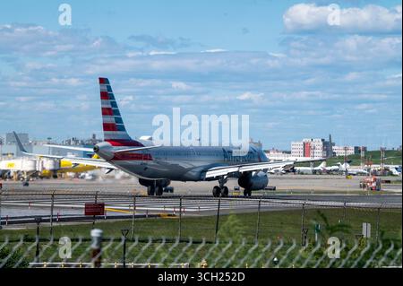 New York, Usa. 30. August 2025. NEW YORK, NEW YORK - AUGUST 30: Ein Flugzeug des Typs American Airlines Airbus A321-231 mit der Hecknummer N157AA startet am 30. August 2025 am LaGuardia Airport im Stadtteil Queens in New York City. Quelle: Ron Adar/Alamy Live News Stockfoto