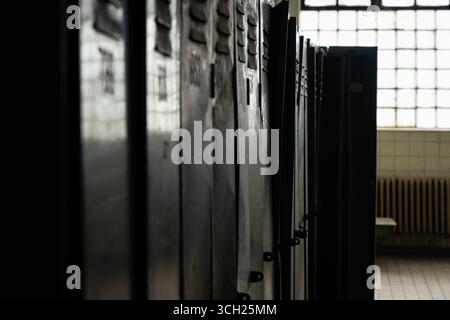 Reihe von Metallschränken im Freilichtmuseum Mayrau in Vinařice, Mittelböhmen, Tschechien. Stockfoto
