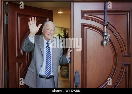 San Francisco, USA. August 2025. Stilwells Enkel John Easterbrook verabschiedet sich am 11. August 2025 von dem Reporter in Saratoga in der San Francisco Bay Area. ZU „Feature: Ehemaliger US-General erinnert sich in China: A Wartime Friendship That Endures“ Credit: Wu Xiaoling/Xinhua/Alamy Live News Stockfoto
