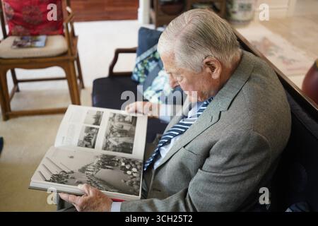 San Francisco, USA. August 2025. Stilwells Enkel John Easterbrook sieht ein Album zu Hause in Saratoga in der San Francisco Bay Area, USA, am 11. August 2025. ZU „Feature: Ehemaliger US-General erinnert sich in China: A Wartime Friendship That Endures“ Credit: Wu Xiaoling/Xinhua/Alamy Live News Stockfoto