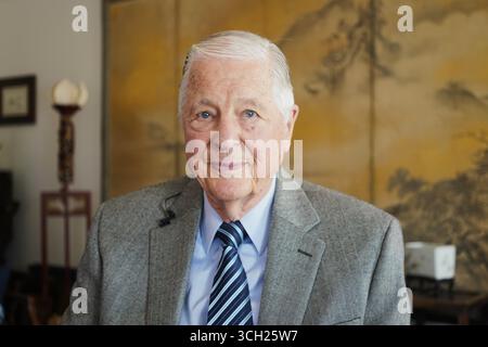 San Francisco, USA. August 2025. Stilwells Enkel John Easterbrook erhält am 11. August 2025 ein Interview mit der Xinhua News Agency in Saratoga, San Francisco Bay Area, USA. ZU „Feature: Ehemaliger US-General erinnert sich in China: A Wartime Friendship That Endures“ Credit: Wu Xiaoling/Xinhua/Alamy Live News Stockfoto