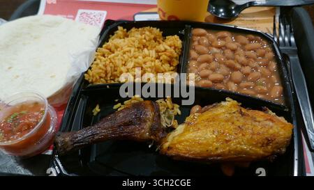 Los Angeles, Kalifornien, USA 29. August 2025 gegrilltes Huhn, Reis und Bohnen mit Salsa und Tortillas am 29. August 2025 in Los Angeles, Kalifornien, USA. Foto: Barry King/Alamy Stock Photo Stockfoto