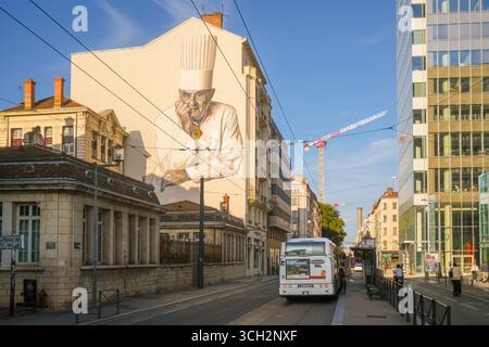 Porträt von Paul Bocuse im Cours Lafayette, gegenüber von Les Halles de Lyon Paul Bocuse, Lyon, Frankreich Stockfoto