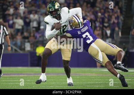 Seattle, Usa. 30. August 2025. Der Colorado State Rams Quarterback Tahj Bullock (12) stürzt den Fußball, als der Washington Huskies Linebacker Taariq Buddah Al-Uqdah (3) am 30. August 2025 im Husky Stadium in Seattle, Washington, das erste Viertel eines College-Footballspiels in Angriff nimmt. (Foto Nate Koppelman/SIPA USA) Credit: SIPA USA/Alamy Live News Stockfoto
