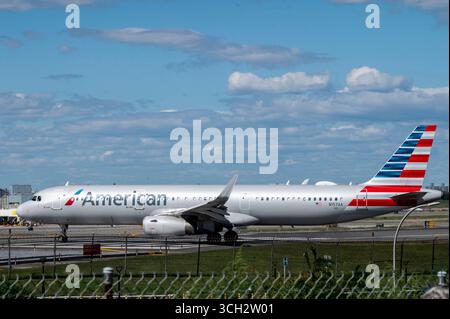 New York, Usa. 30. August 2025. Ein Flugzeug des American Airlines Airbus A321-231 mit der Hecknummer N157AA fährt zum Start am LaGuardia Airport im Stadtteil Queens in New York City. Quelle: SOPA Images Limited/Alamy Live News Stockfoto