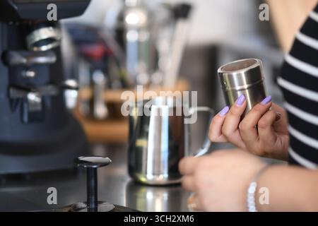 Cremona, Italien - 21. Juli 2025 Barista Hand bereitet Espresso Shot mit Metallbecher und Grinder vor und bereitet Kaffee im Coffee Shop vor Stockfoto