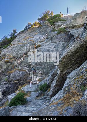 Touristen klettern die 199 Stufen zur Agios Loannis Kapelle auf Skopelos, eine beliebte Touristenattraktion, die durch den Mamma Mia Film berühmt wurde. Skopelos Stockfoto
