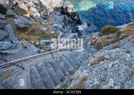 Touristen, die die 199 Stufen zur Agios Loannis Kapelle auf Skopelos absteigen, einer beliebten Touristenattraktion, die durch den Mamma Mia Film berühmt wurde. Skopelos Stockfoto