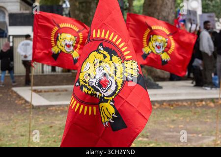 London, Großbritannien. 30. August 2025. Die Tigerflagge symbolisiert den gewünschten unabhängigen Tamil Eelam oder Tamil State. Tamil versammelten sich vor der Downing Street, London, um Gerechtigkeit für politische Gefangene und Rechenschaftspflicht für das Mullivaikkal-Massaker von 2009 in Sri Lanka zu fordern. Quelle: SOPA Images Limited/Alamy Live News Stockfoto