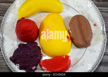 Gefrorene Köstlichkeiten mit Fruchtgeschmack, Eis-Pops oder Eis-Bars, Kombination aus Obst und Eis, verschiedene Geschmacksrichtungen ein erfrischendes Sommererlebnis, das ta Stockfoto