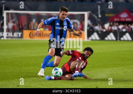 Toronto, Kanada. 31. August 2025. KOSI Thompson #6 von Toronto FC und Luca Petrasso #13 von CF Montreal kämpfen um den Ball während des Major League Soccer Matches zwischen CF Montreal und Toronto FC im BMO Field Stadium. Am 30. August 2025 in Toronto, Kanada. (Foto: Leonardo Ramirez/ Credit: Eyepix Group/Alamy Live News Stockfoto
