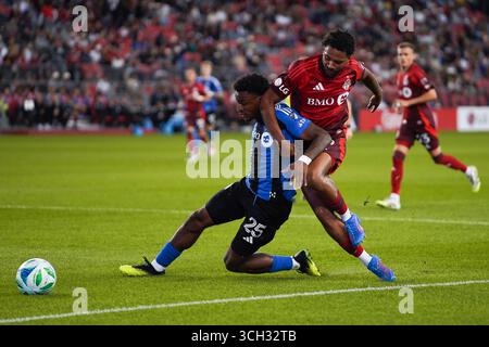 Toronto, Kanada. 31. August 2025. KOSI Thompson #6 von Toronto FC und Dante Sealy #25 vom CF Montreal kämpfen um den Ball während des Major League Soccer Matches zwischen CF Montreal und Toronto FC im BMO Field Stadium. Am 30. August 2025 in Toronto, Kanada. (Foto: Leonardo Ramirez/Eyepix Group/SIPA USA) Credit: SIPA USA/Alamy Live News Stockfoto