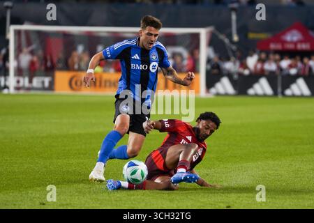 Toronto, Kanada. 31. August 2025. KOSI Thompson #6 von Toronto FC und Luca Petrasso #13 von CF Montreal kämpfen um den Ball während des Major League Soccer Matches zwischen CF Montreal und Toronto FC im BMO Field Stadium. Am 30. August 2025 in Toronto, Kanada. (Foto: Leonardo Ramirez/Eyepix Group/SIPA USA) Credit: SIPA USA/Alamy Live News Stockfoto