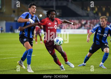 Toronto, Kanada. 31. August 2025. DeAndre Kerr #29 von Toronto FC und Efrain Morales #24 vom CF Montreal kämpfen um den Ball während des Major League Soccer Matches zwischen CF Montreal und Toronto FC im BMO Field Stadium. Am 30. August 2025 in Toronto, Kanada. (Foto: Leonardo Ramirez/Eyepix Group/SIPA USA) Credit: SIPA USA/Alamy Live News Stockfoto