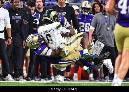 24. August 2025: Der Linebacker Taariq Al-Uqdah (3) der Washington Huskies stürzt während des NCAA-Fußballspiels zwischen den Colorado State Rams und den Washington Huskies in Seattle, WA, die Colorado State Rams WR Lavon Brown (8). Washington besiegte Colorado State 38 mit 21. Steve Faber/CSM Stockfoto