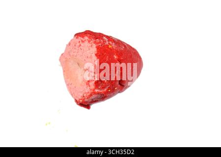 Gefrorene Leckereien mit Erdbeerfrucht, Eis-Pops oder Eisbars, Kombination aus Obst und Eis, Geschmackssortiment für einen erfrischenden Sommer Stockfoto