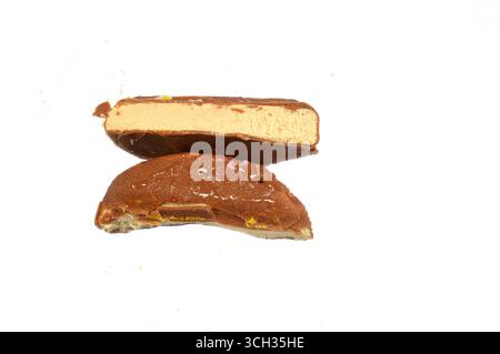 Gefrorene Köstlichkeiten mit Kaffeebohnen-Fruchtgeschmack, Eis-Pops oder Eis-Bars, Kombination aus Obst und Eis, verschiedene Geschmacksrichtungen ein erfrischendes Sommererlebnis Stockfoto