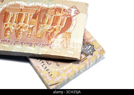 Eine ägyptische Pfund 1 EGP LE Bargeldscheine zeigt Sultan Qaitbay Moschee auf der Vorderseite und den Haupteingang zum Großen Tempel in Abu Stockfoto