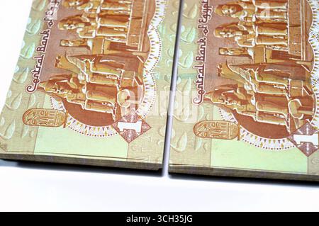 Auf der Rückseite der 1 EGP LE One ägyptischen Pfund Bargeldscheine befindet sich der Haupteingang zum Großen Tempel in Abu Simbel, ägyptischer Geldwechsel Stockfoto