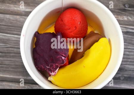 Gefrorene Köstlichkeiten mit Fruchtgeschmack, Eis-Pops oder Eis-Bars, Kombination aus Obst und Eis, verschiedene Geschmacksrichtungen ein erfrischendes Sommererlebnis, das ta Stockfoto