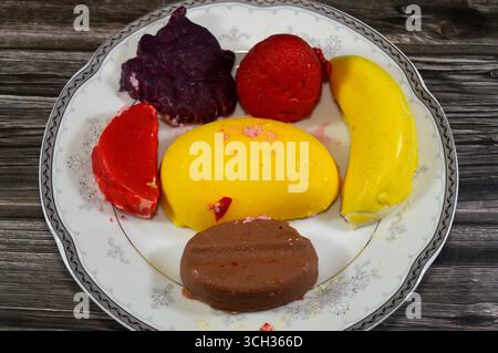 Gefrorene Köstlichkeiten mit Fruchtgeschmack, Eis-Pops oder Eis-Bars, Kombination aus Obst und Eis, verschiedene Geschmacksrichtungen ein erfrischendes Sommererlebnis, das ta Stockfoto
